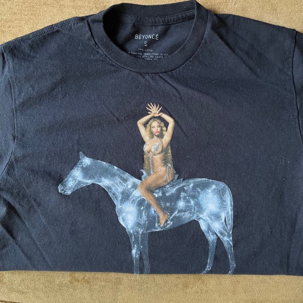 Beyoncé Official Renaissance Pose 2 T-Shirt - SMALL